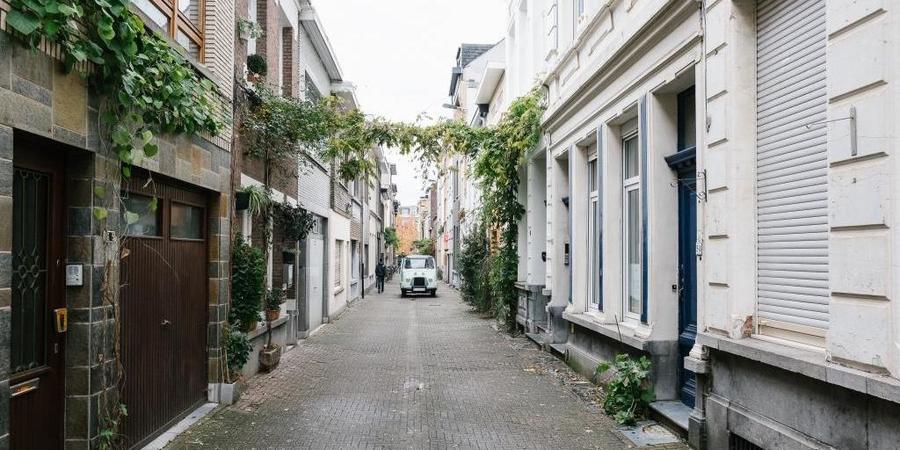 Woonerf met groenslinger in Antwerpen Woonerf met groenslinger in Antwerpen